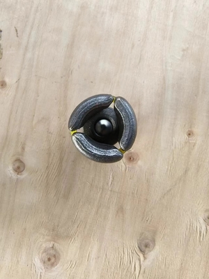 Lắp đặt bằng tay mở rộng Shell Rock Bolt cho độ nghiêng trong bao bì carton